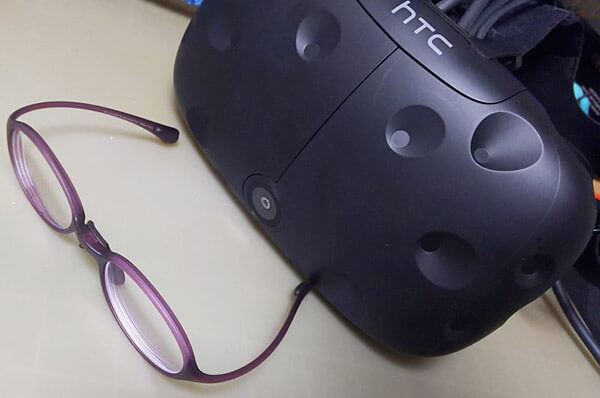 VRゴーグル（HTC VIVE）専用メガネはこれかと。